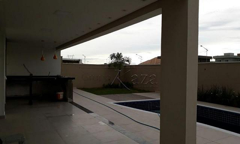 Linda Casa No Jardim...