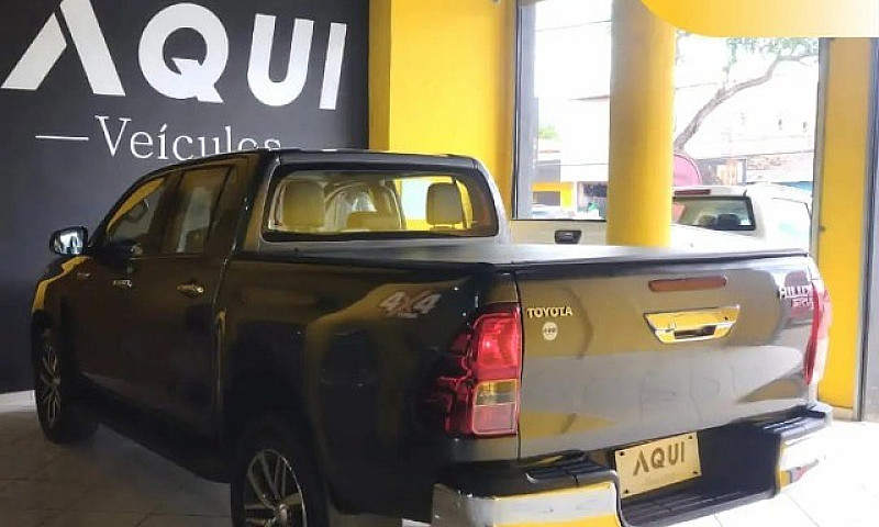 Toyota Hilux Srv 4X4...