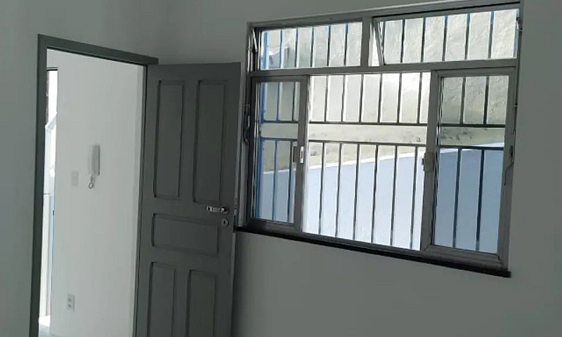 Aluga-Se Casa De 1 Q...