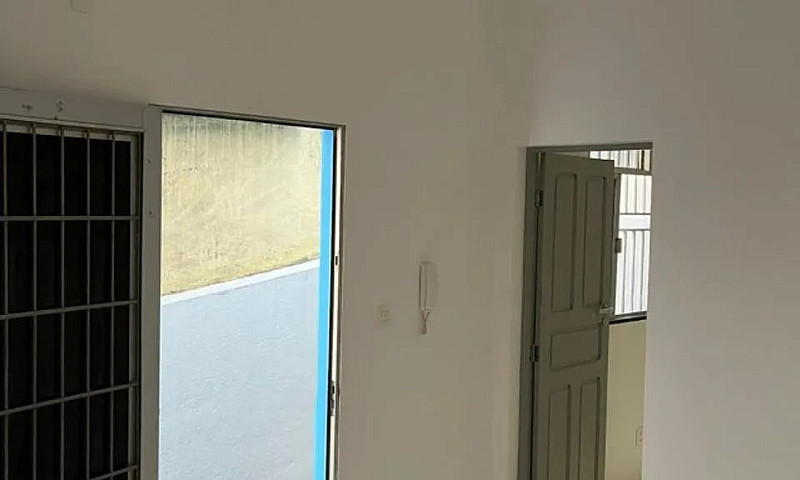 Aluga-Se Casa De 1 Q...