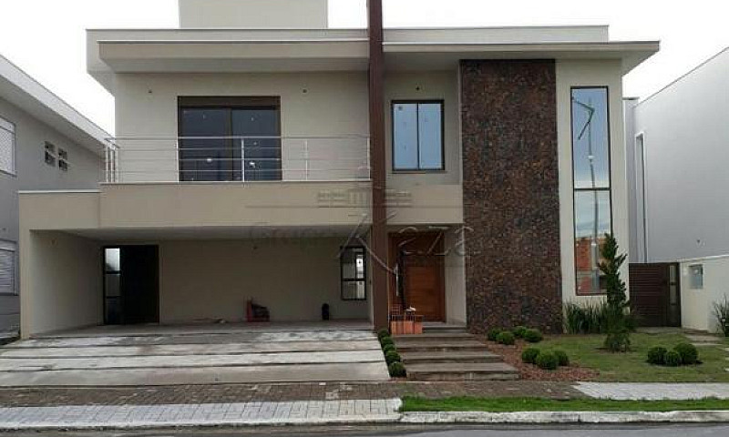 Linda Casa No Jardim...