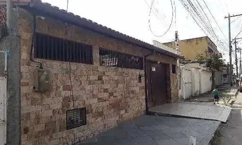 Junto A Praça Da Tri...