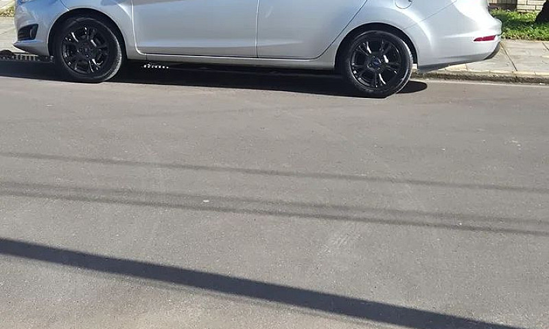 Ford Fiesta Sedan 1....