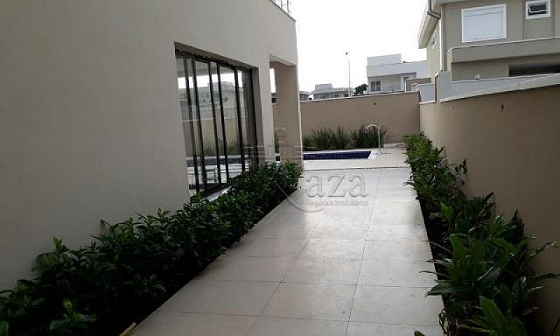 Linda Casa No Jardim...