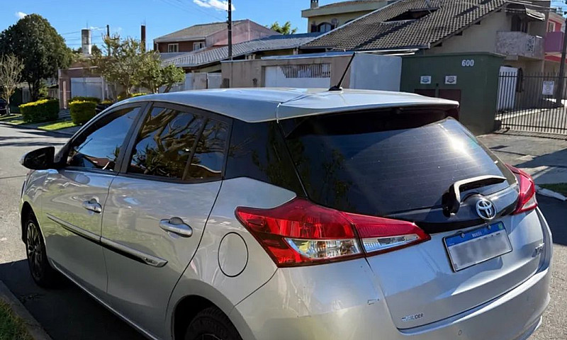 Toyota Yaris Live 1....