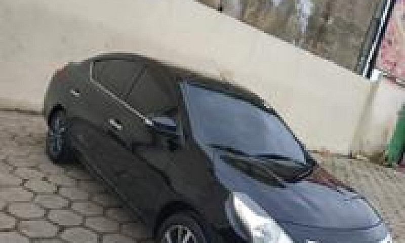 Vendo Nissan Versa U...