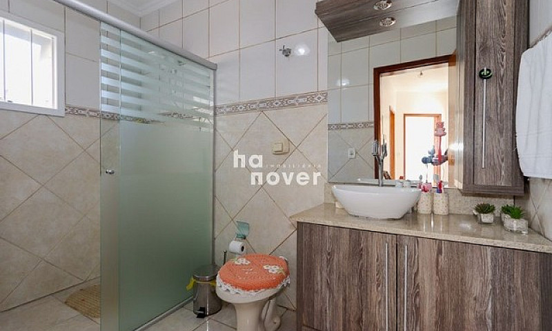 Casa Com Piscina À V...