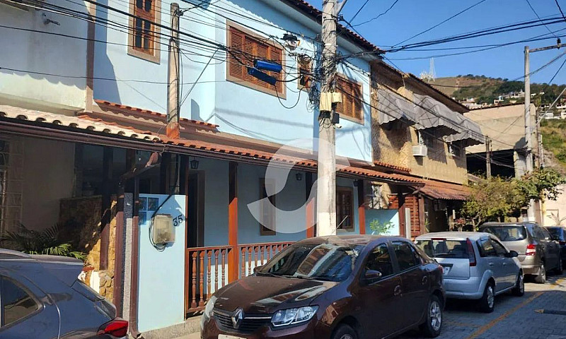 Casa Com 4 Dormitóri...