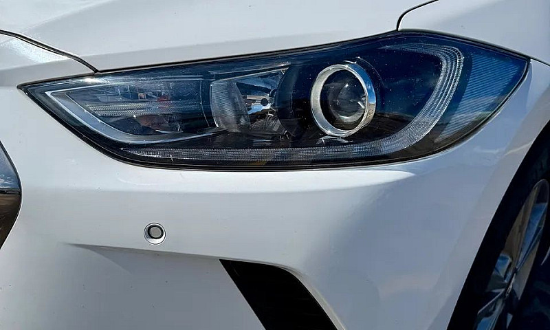 Hyundai Elantra Spec...
