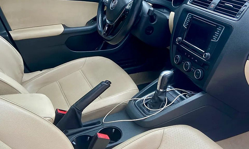 Volkswagen Jetta Com...