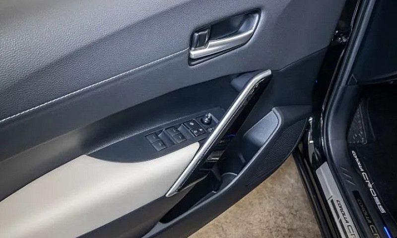 Toyota Corolla Cross...