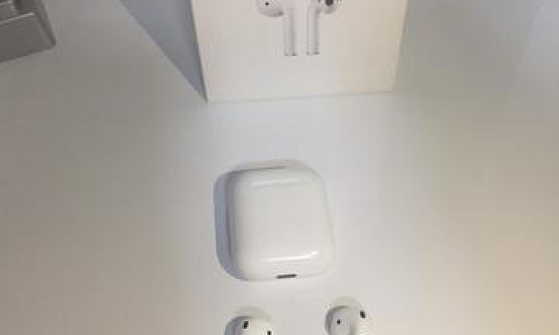 Apple Airpods + Case...