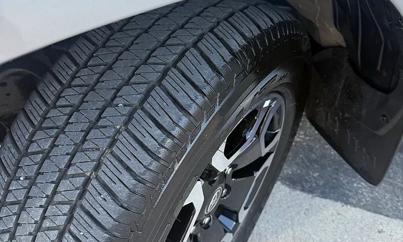 Toyota Hilux Srv 4X4...