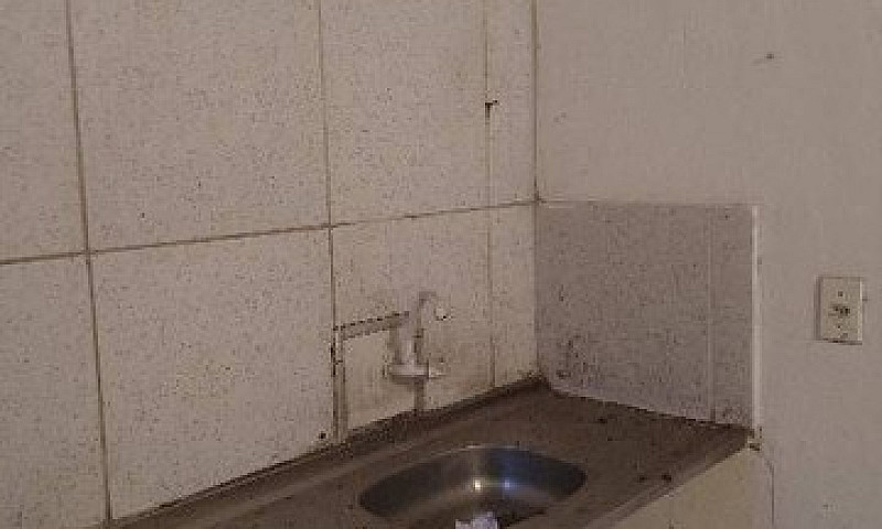 Aluga-Se Uma Casa Na...