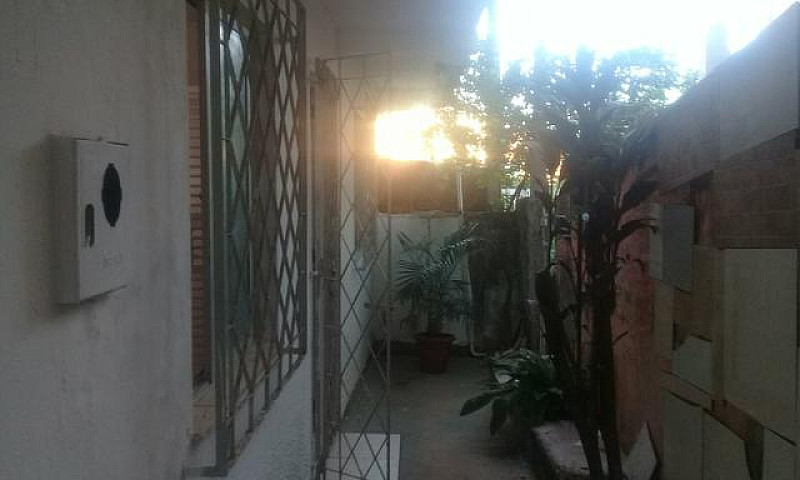 Aluga-Se Uma Casa No...