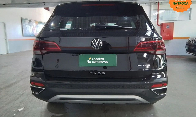 Volkswagen Taos 2023...