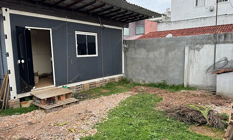 Aluga Casa Com Pátio...
