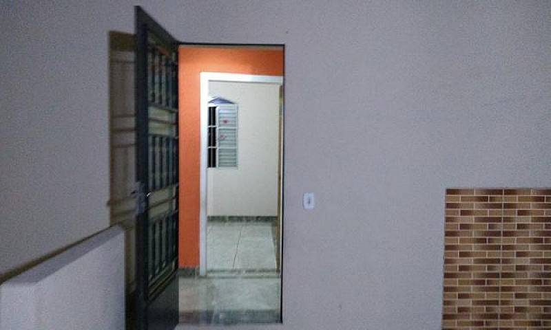 Aluga-Se Casa Bairro...