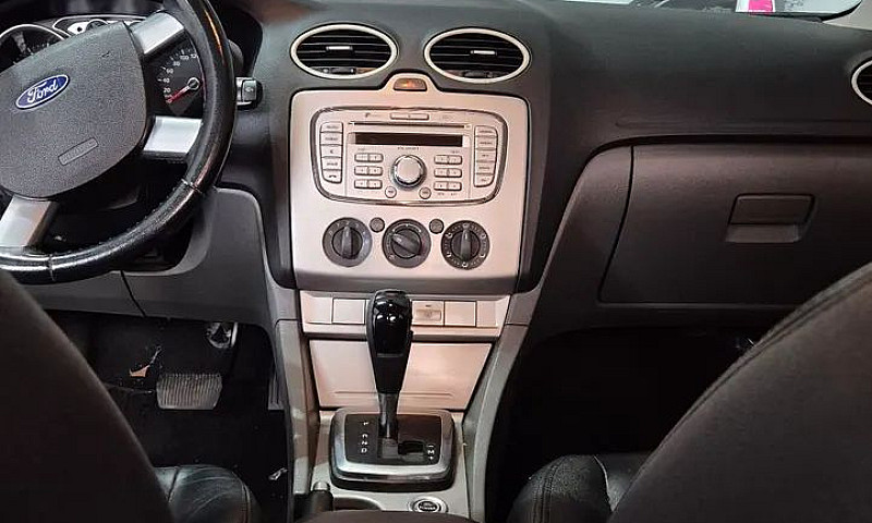 Ford Focus Sedan 2.0...