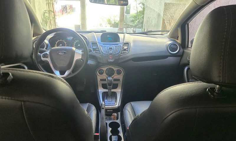 Ford Fiesta Sedan 1....