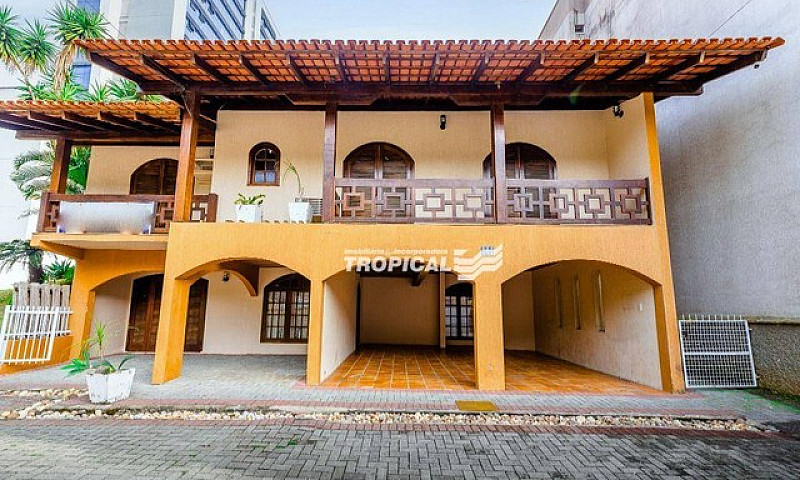 Casa Com 4 Dormitóri...
