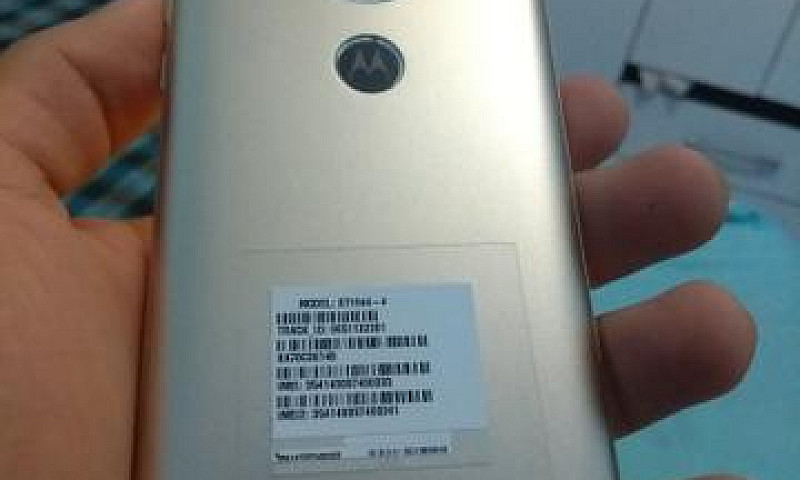 Moto E5...