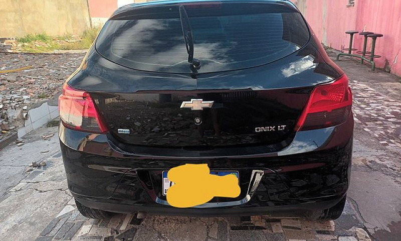 Vendo Onix Lt 2014...