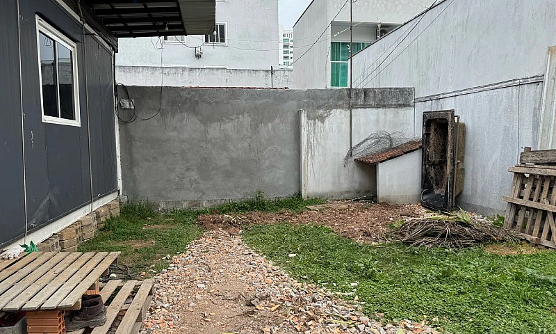 Aluga Casa Com Pátio...