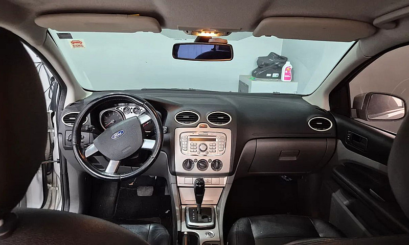 Ford Focus Sedan 2.0...