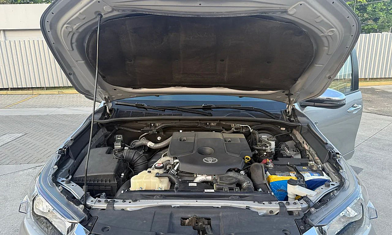 Toyota Hilux Srv 4X4...