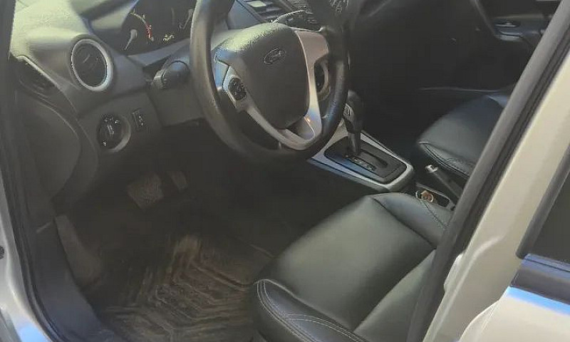 Ford Fiesta Sedan 1....