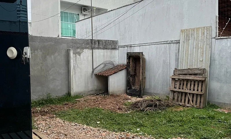 Aluga Casa Com Pátio...