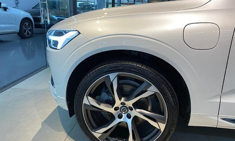 Xc60 T8 Momentum Hyb...