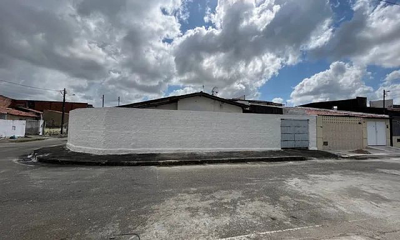 Vende-Se Casa De Esq...