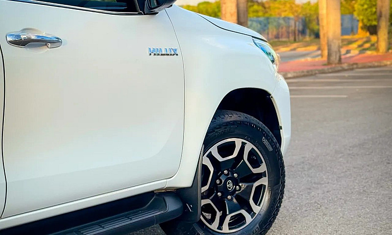 Toyota Hilux Srx 2.8...