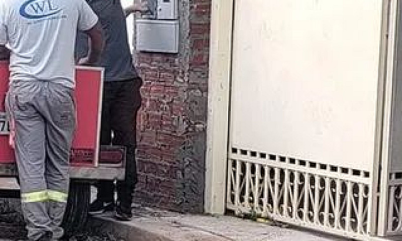 Aluga Casa De Fundos...