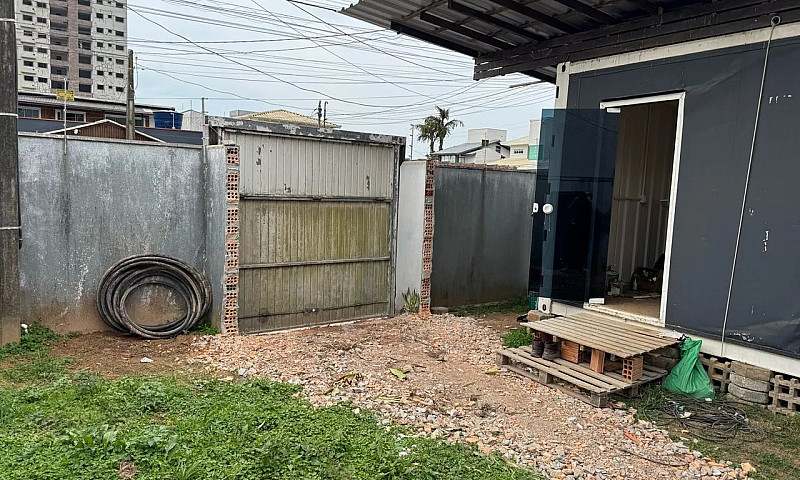 Aluga Casa Com Pátio...