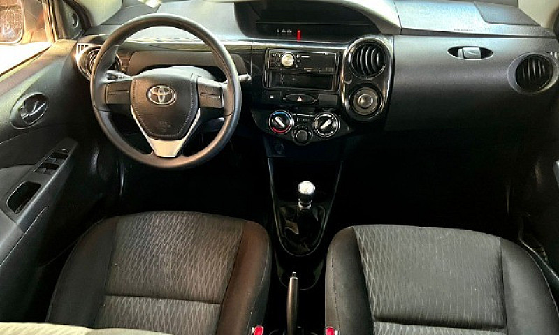 Toyota Etios Sedan 1...