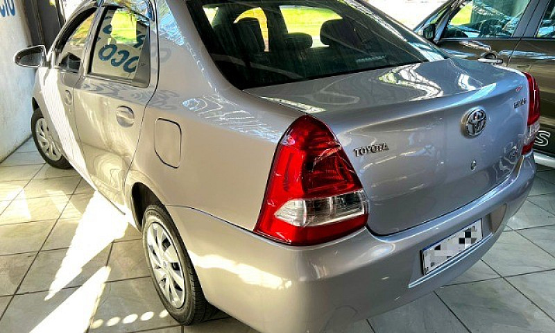 Toyota Etios Sedan 1...