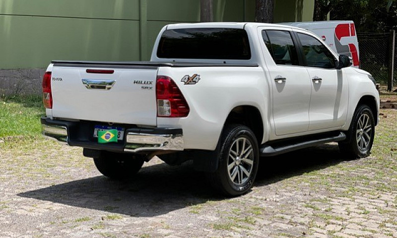 Toyota Hilux Srx 2.8...