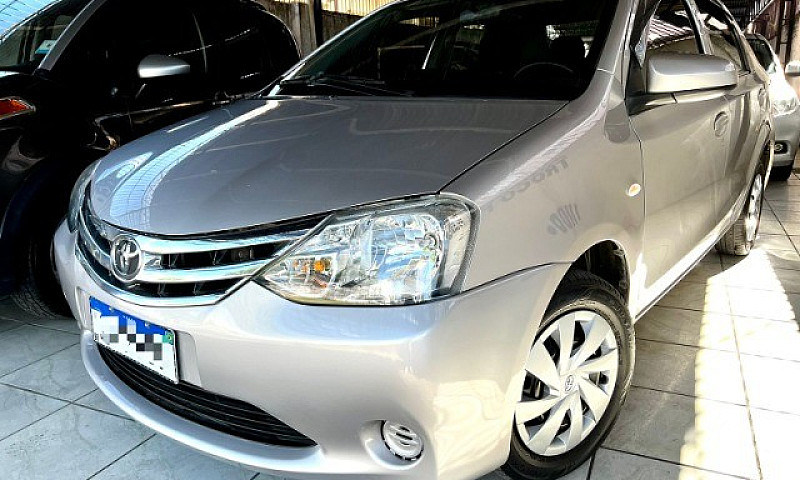 Toyota Etios Sedan 1...