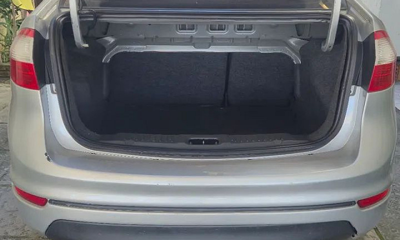 Ford Fiesta Sedan 1....