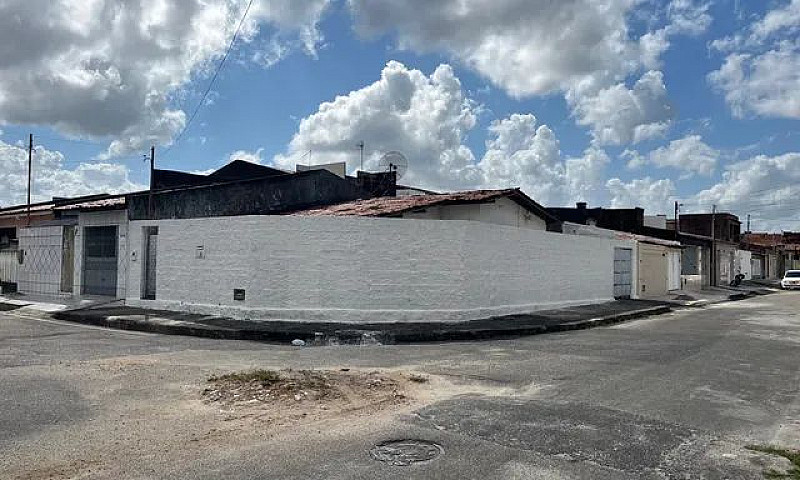 Vende-Se Casa De Esq...