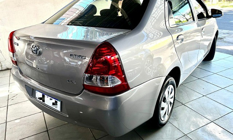 Toyota Etios Sedan 1...