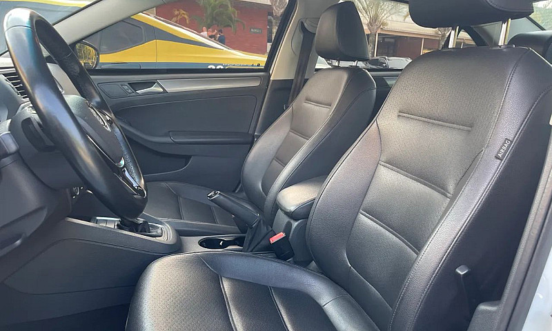 Volkswagen Jetta Com...