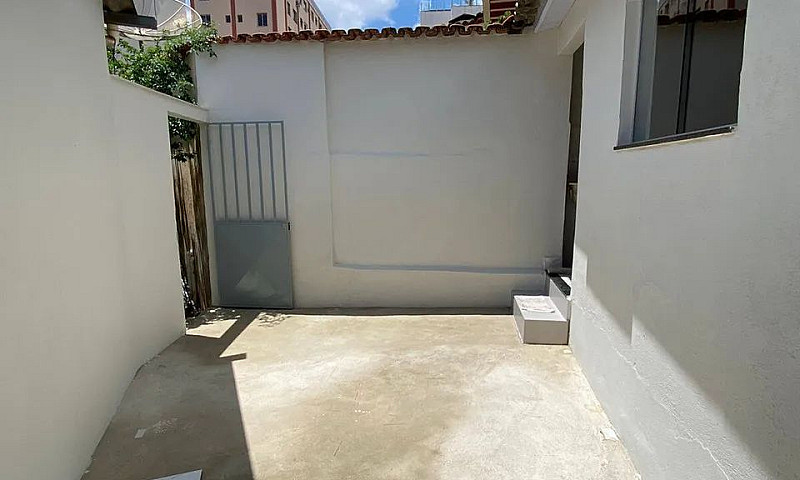 Linda Casa De Fundos...