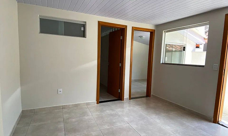 Linda Casa De Fundos...