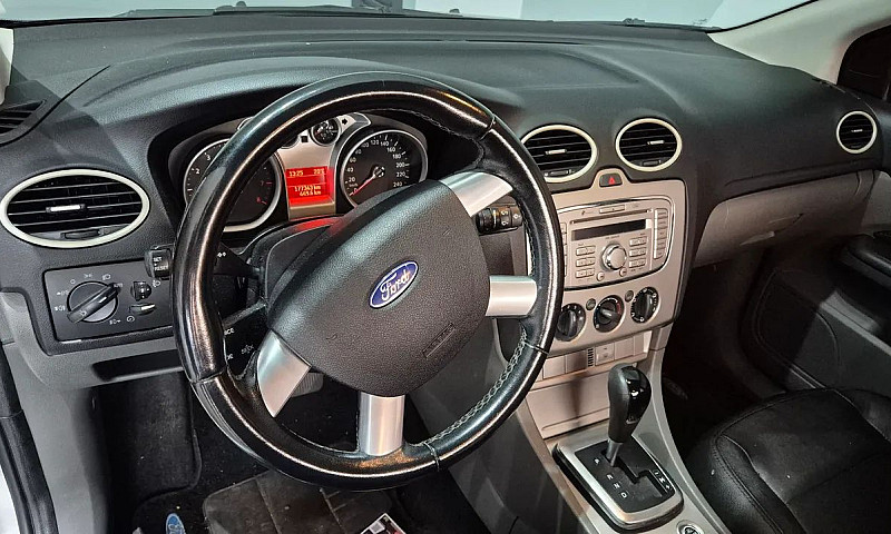 Ford Focus Sedan 2.0...