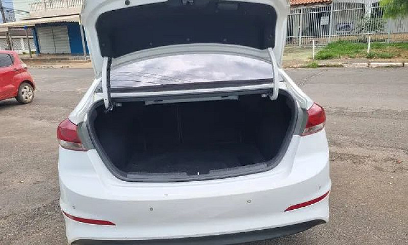 Hyundai Elantra Spec...