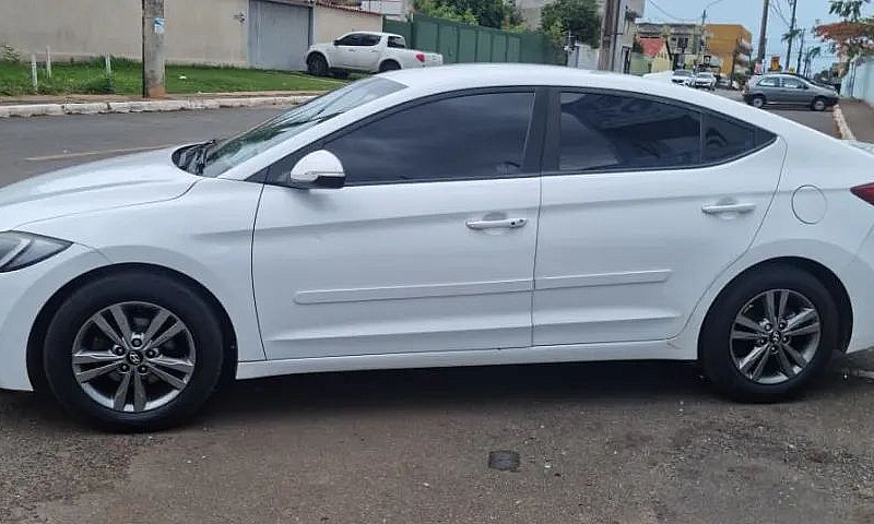 Hyundai Elantra Spec...